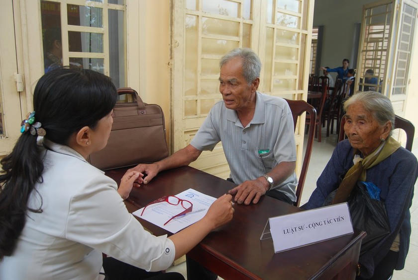 Tuyên truyền và tư vấn pháp luật cho người dân.