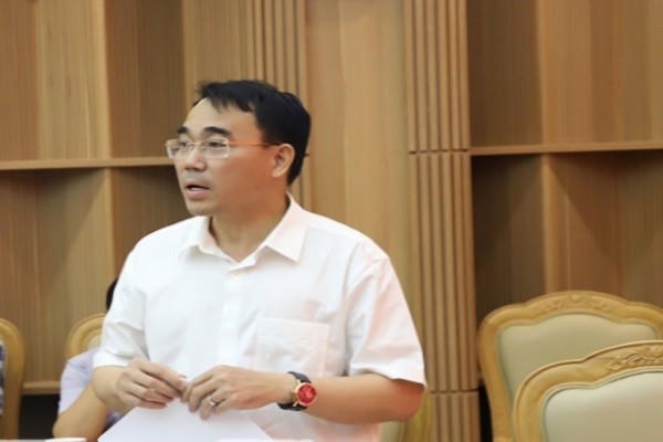 Lãnh đạo Ban Quản lý dự án đầu tư công trình giao thông - xây dựng phát biểu tại cuộc hop.