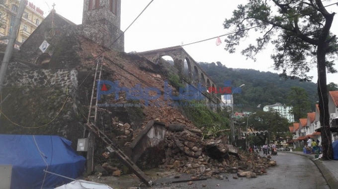 Người dân địa phương cho biết từ đêm qua 1 góc nhà thờ đã có dấu hiệu sạt lở, nhà thờ xây đã lâu và đang có dấu hiệu xuống cấp.