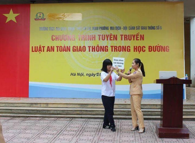 Buổi lễ giúp các em học sinh nâng cao kiến thức pháp luật về giao thông.