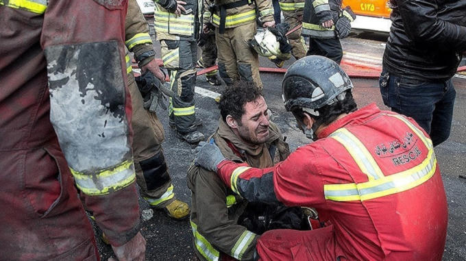 Hàng chục lính cứu hỏa bị mắc kẹt khi tòa nhà bất ngờ đổ sập. (Ảnh: Reuters)