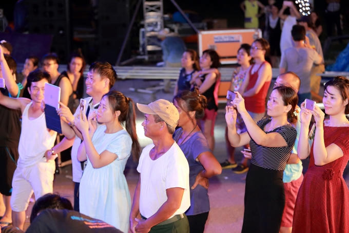 Dù chỉ là hoạt động tập luyện, song nhiều khán giả đã có mặt từ rất sớm và theo dõi một cách say sưa.