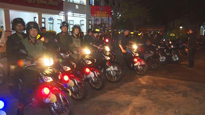 Trong khi nhân dân vui vẻ đón giao thừa, thì hàng trăm cán bộ chiến sĩ phải lên đường thực thi nhiệm vụ