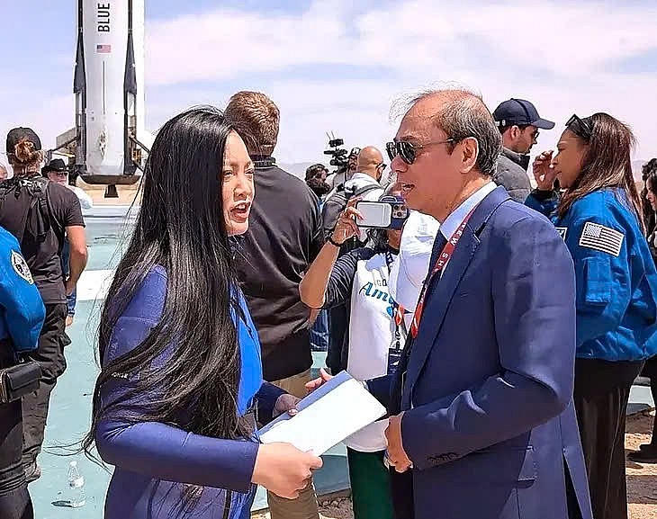 Đại sứ Việt Nam tại Mỹ Nguyễn Quốc Dũng trao thư của Chủ tịch nước Lương Cường chúc mừng cô Amanda Nguyễn (Ảnh: baoquocte)