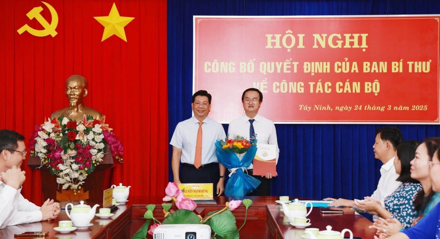 Ông Nguyễn Mạnh Hùng, Bí Thư Tỉnh Uỷ Tây Ninh trao quyết định chuẩn y ông Phan Huỳnh Quốc Vinh giữ chức Chủ nhiệm UBKT Tỉnh ủy Tây Ninh nhiệm kỳ 2020–2025