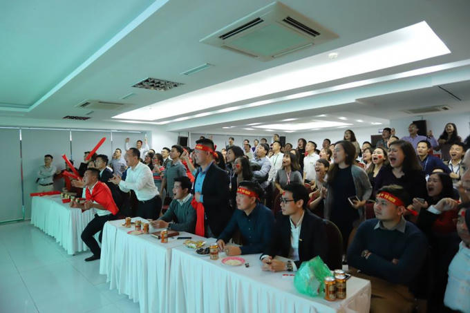 Người h&acirc;m mộ d&agrave;nh niềm tin tuyệt đối cho thầy tr&ograve; HLV Park Hang-Seo