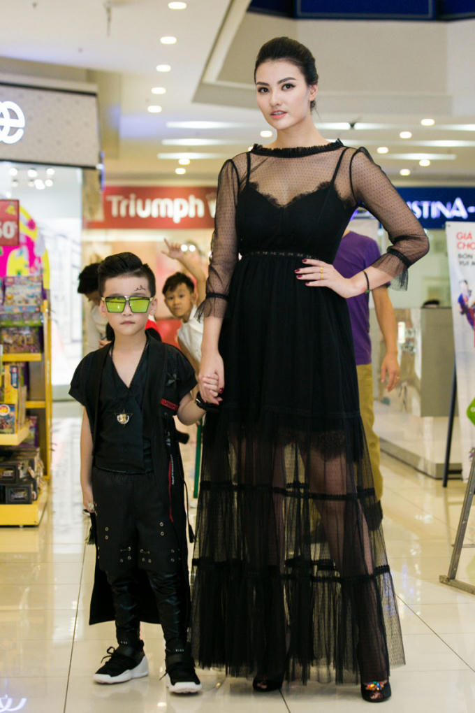 Hồng Quế mang đến cho công chúng một hình ảnh hoàn toàn khác khi trở thành đạo diễn catwalk cho chương trình Tuần lễ thời trang trẻ em Hà Nội 2017