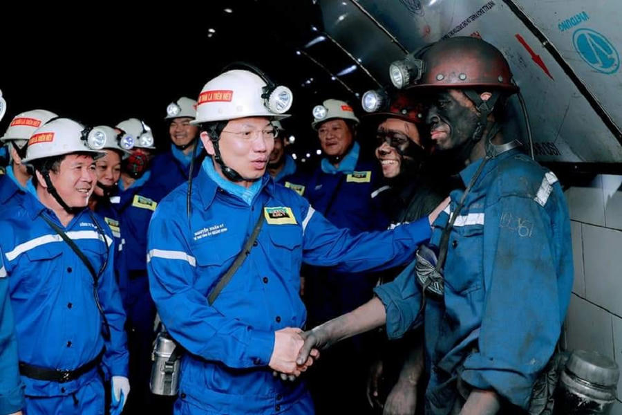 Cán bộ công nhân viên Công ty than Mạo Khê vinh dự được Bí thư tỉnh ủy Nguyễn Xuân Ký cùng GĐ Công an tỉnh Quảng Ninh, Đinh Văn Nơi về thăm, gặp gỡ, động viên cán bộ, công nhân lao động Công ty nhân dịp ngày Truyền thống ngành Than.