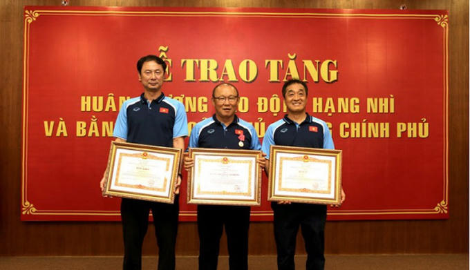HLV Park Hang-seo và các cộng sự nhận phần thưởng cao quý.