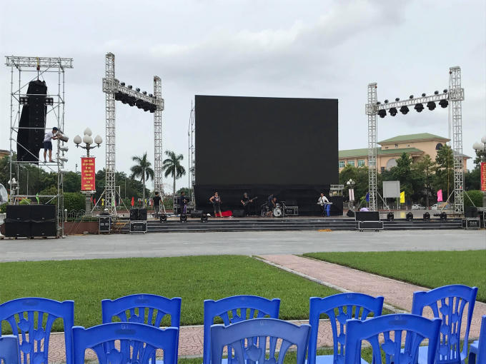 Màn hình lớn, hệ thống âm thanh khủng được lắp đặt phục vụ hàng vạn cổ động viên