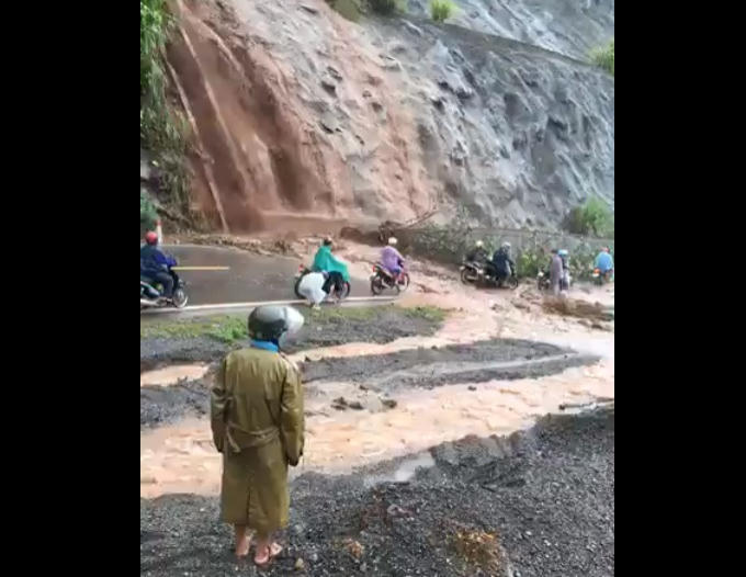 Nhiều phương tiện liều mình đi qua khi cơn lũ tạm dừng.