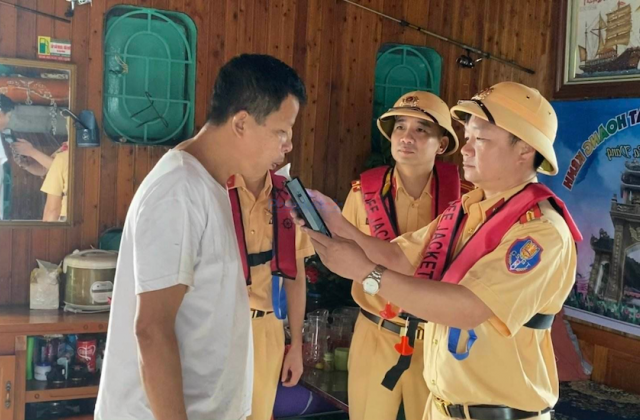 CSGT Công an tỉnh Bắc Giang tăng cường xử lý vi phạm tại bến thủy nội địa, bến bãi ven sông