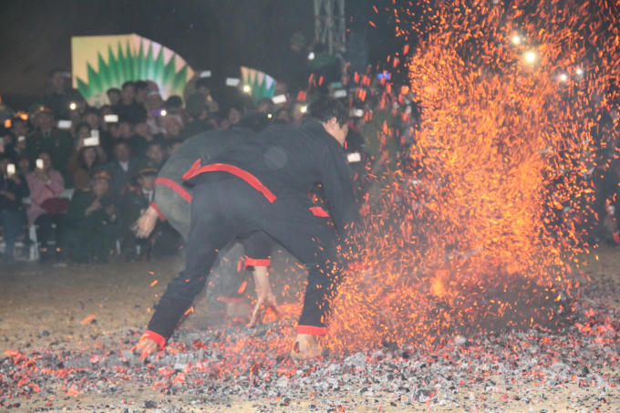 Lễ hội nhảy lửa vào đêm 14/1 âm lịch