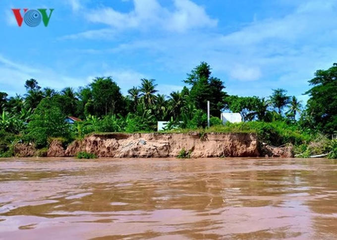 Mới đầu mùa nước nổi, sạt lở đã có những dấu hiệu phức tạp.