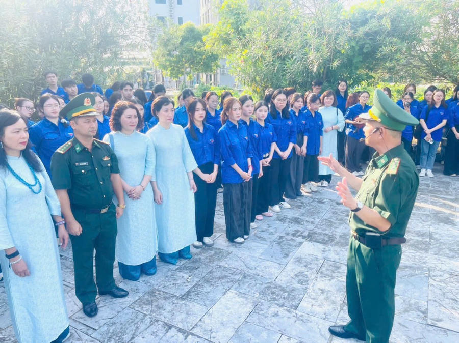 Cán bộ, chiến sĩ Biên phòng trực tiếp tuyên truyền các kiến thức về Luật Biên phòng, giới thiệu về đường biên, cột mốc, chủ quyền lãnh thổ quốc gia.