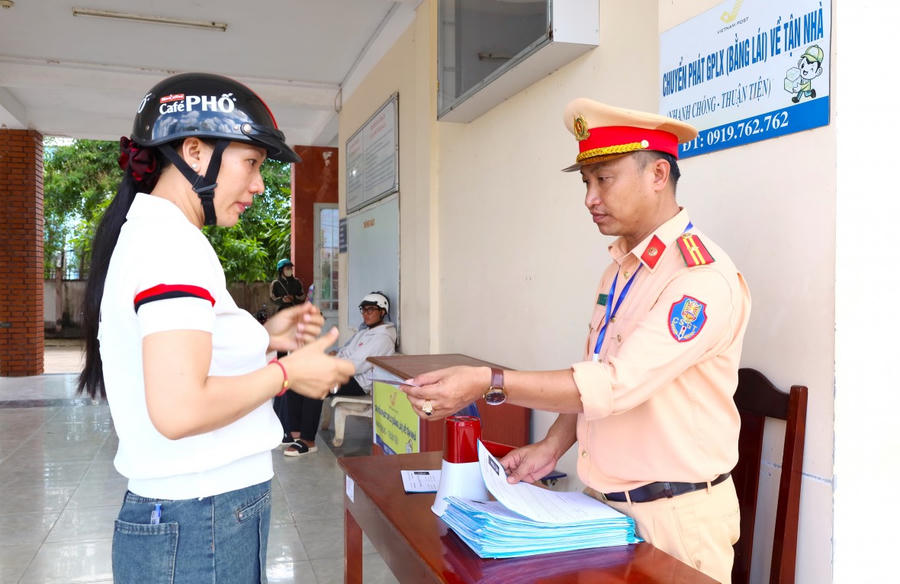 Cán bộ Phòng Cảnh sát giao thông Công an tỉnh Bạc Liêu, kiểm tra hồ sơ, nhận diện thí sinh trước khi bước vào kỳ thi sát hạch.