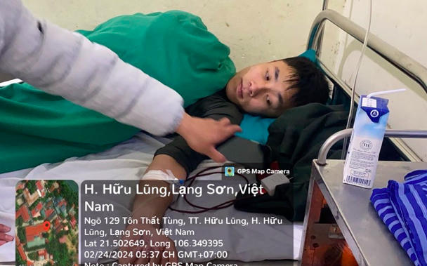 Chiến sĩ Cảnh sát cơ động đang được điều trị tại Trung tâm Y tết huyện Hữu Lũng.