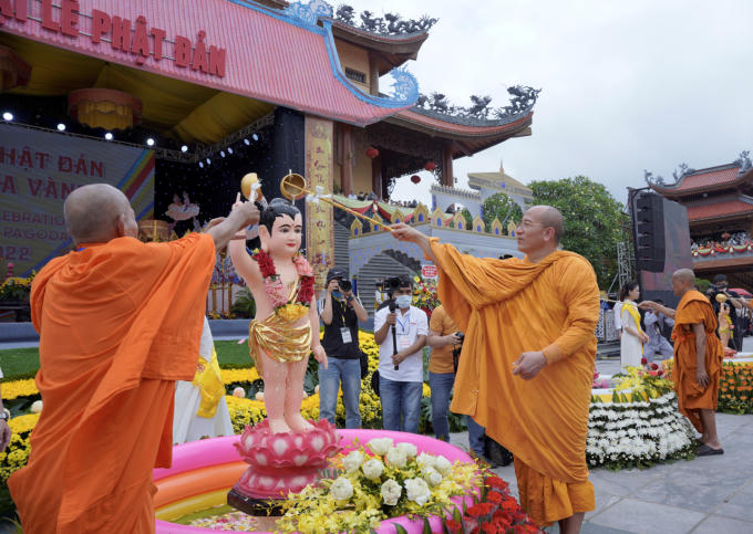 Đại đức Thích Trúc Thái Minh - Trụ trì chùa Ba Vàng (bìa phải) đang thực hiện nghi Lễ Tắm Phật.