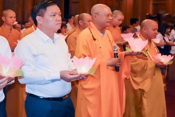 Ông Nguyễn Khắc Thận, Chủ tịch UBND tỉnh Hưng Yên cùng các đại biểu mang hoa đăng, cầu nguyện cho hương hồn các anh hùng liệt sĩ.