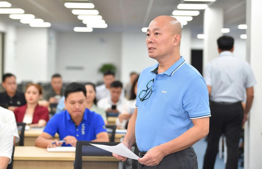 Ông Vũ Bá Phú, Cục trưởng Cục Xúc tiến thương mại (Bộ Công Thương) báo cáo về tình hình tổ chức Hội chợ Mùa Thu 2025 tính đến ngày 19/10/2025. (Ảnh: Bộ Công thương)