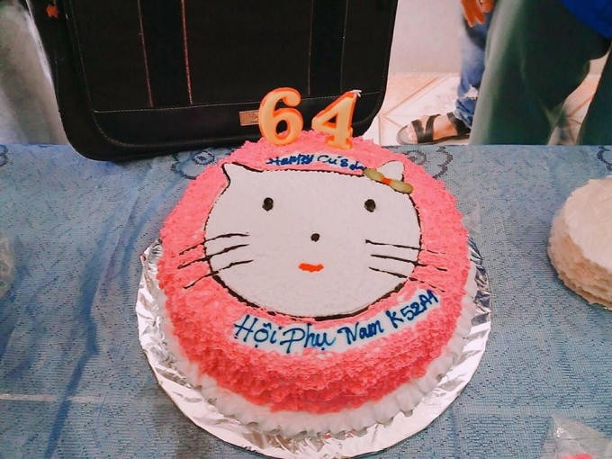 Nghệ An: Tập thể c&aacute;c bạn nữ tổ chức tiệc to&agrave;n m&agrave;u hồng cho hội con trai trong lớp