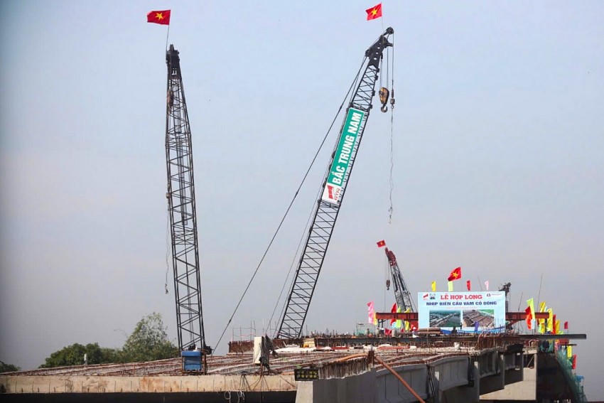 Lễ hợp long nhịp biên cầu Vàm Cỏ Đông