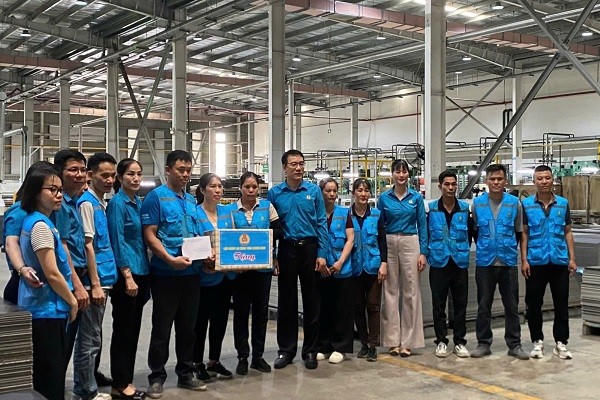 Liên đoàn lao động tỉnh Quảng Ninh thăm và tặng quà công nhân Công ty TNHH Công nghiệp Lion Core Việt Nam, KCN Đông Mai, phường Quảng Yên, tỉnh Quảng Ninh.