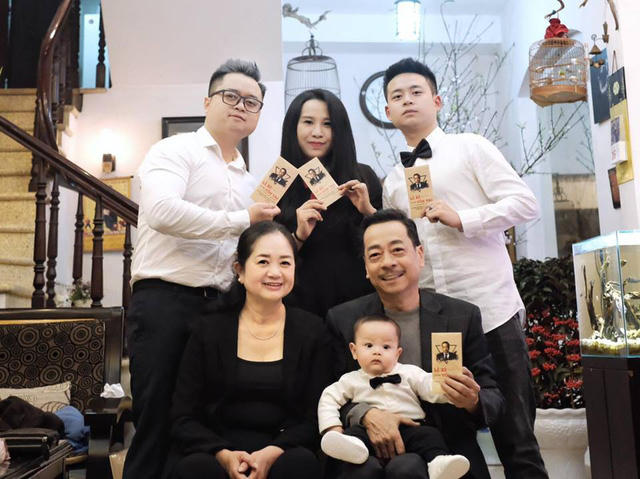 Gia đình NSND Hoàng Dũng sum vầy trong ngày Tết.