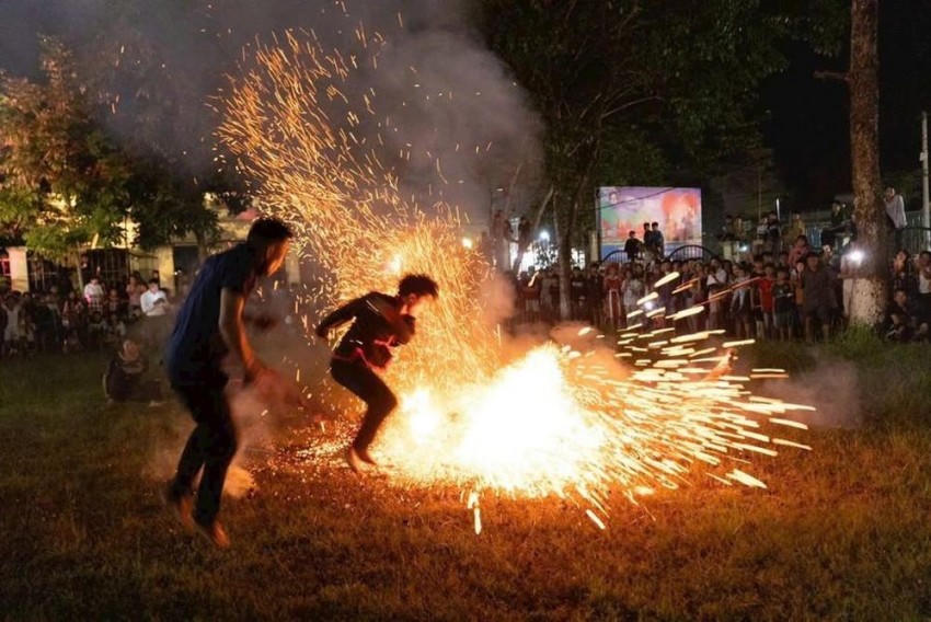 Nhảy lửa là nét đẹp văn hóa của người Pà Thẻn, Tuyên Quang.