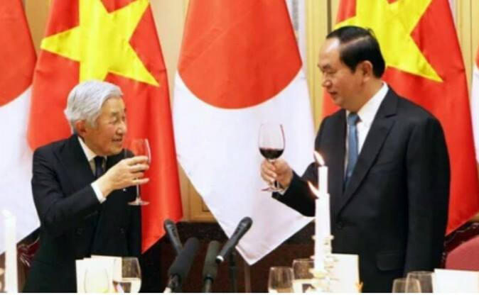 Nhà vua và Chủ tịch nước Trần Đại Quang nâng ly tại Quốc yến chiêu đãi Nhà vua và Hoàng hậu Nhật Bản được đặc biệt tổ chức tại Phủ Chủ tịch tối 1/3. (Ảnh: Quý Đoàn/NLĐ)