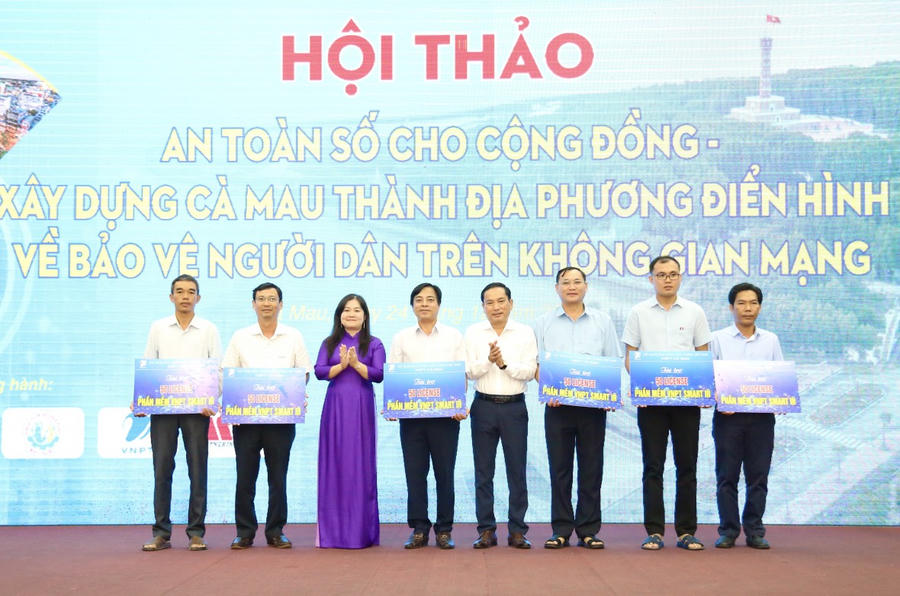 Ban Tổ chức trao tặng 600 chương trình diệt virus cho các trường THPT trên địa bàn tỉnh Cà Mau.