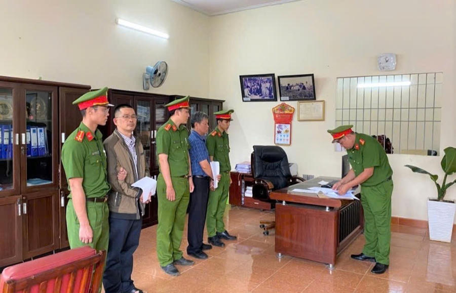 Cơ quan điều tra Công an huyện Bảo Lâm tống đạt các quyết định khởi tố vụ án, khởi tố bị can đối với ông Lê Đình Thuần. Ảnh: K.P