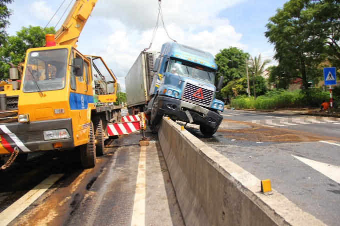 Sau khi xảy ra sự việc, chiếc xe bị mắc kẹt nhiều giờ liền.