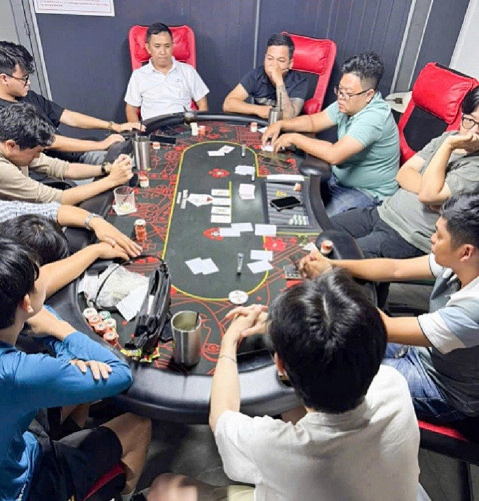 Triệt xóa sòng bạc Poker hơn 1 tỷ đồng trong quán bida.