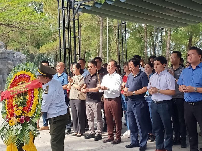Tổng Biên tập Đào Văn Hội cùng cán bộ phóng viên Báo PLVN tri ân  các liệt sỹ trong chuyến đi bồi đắp tâm hồn