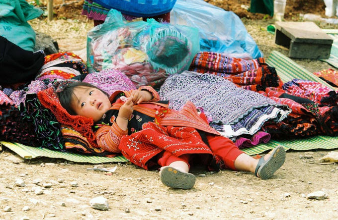 Phút nghỉ ngơi trong khi đợi bố mẹ bán hàng.