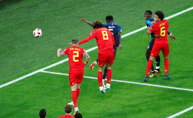 Hàng công tịt ngòi, hàng thủ sẽ ghi bàn thay, Umtiti thực hiện cú đánh đầu hiểm hóc ở đầu hiệp hai từ quả phạt góc