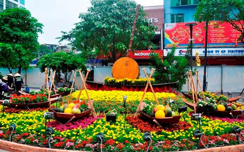 Năm nay, đường hoa được bổ sung nhiều loại hoa lạ, cũng như được áp dụng công nghệ trình chiếu ánh sáng mỹ thuật, công nghệ chụp ảnh thực tế ảo.