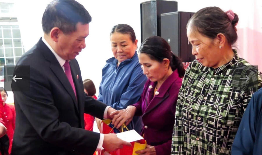 Phó Thủ tướng Hồ Đức Phớc tặng quà cho các hộ gia đình thuộc diện nghèo, cận nghèo trên địa bàn huyện Phù Mỹ. Ảnh: Hải Phong