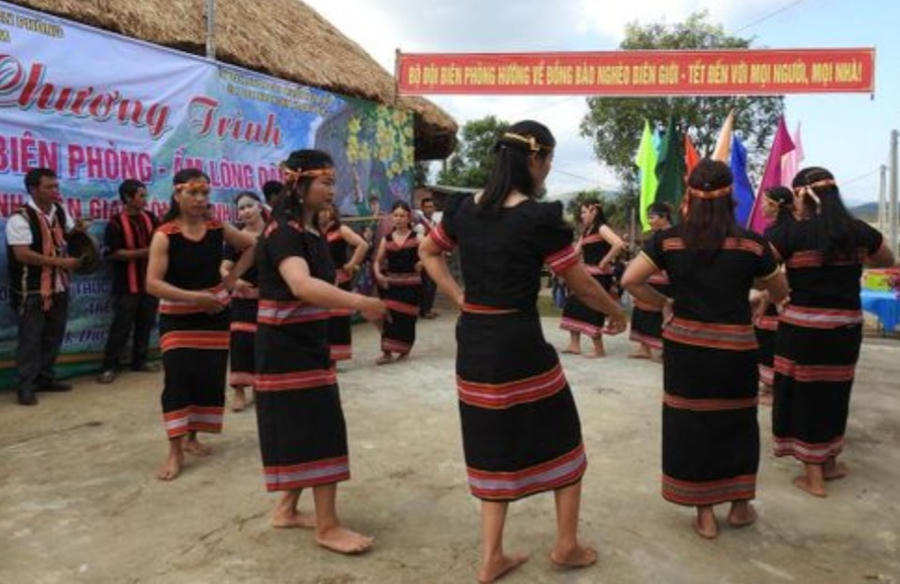 Trình diễn cồng chiêng- xoang trong Chương trình “Xuân Biên phòng ấm lòng dân bản”.