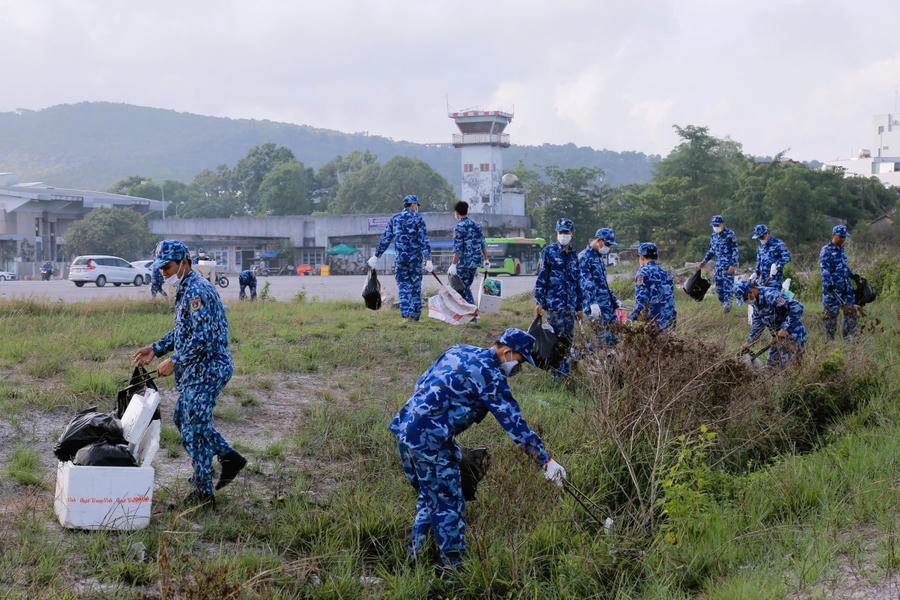 Cán bộ, chiến sĩ Bộ Tư lệnh Vùng Cảnh sát biển 4 chung tay thu gom rác thải, vệ sinh cảnh quan môi trường.