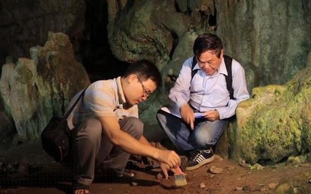 Các nhà khảo cổ khảo sát một trong các hang động nằm ở vùng lõi Vườn quốc gia Ba Bể.