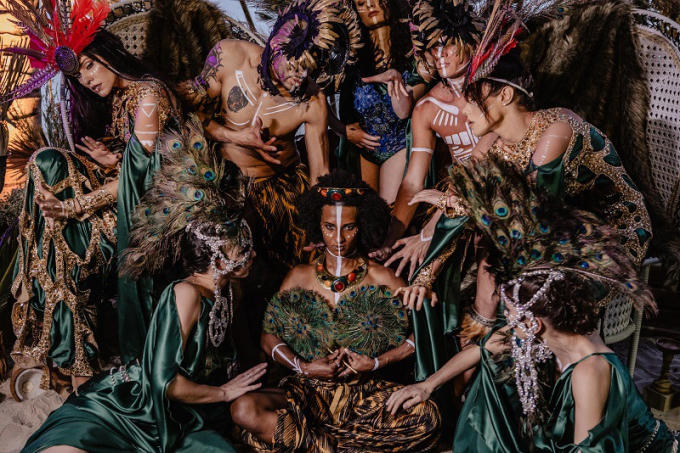 Các khách mời của cô dâu chú rể cũng xúng xính trong những bộ váy, áo được trang trí bằng những họa tiết được lấy cảm hứng từ trang phục của các bộ tộc da đỏ ở châu Phi và Bắc Mỹ