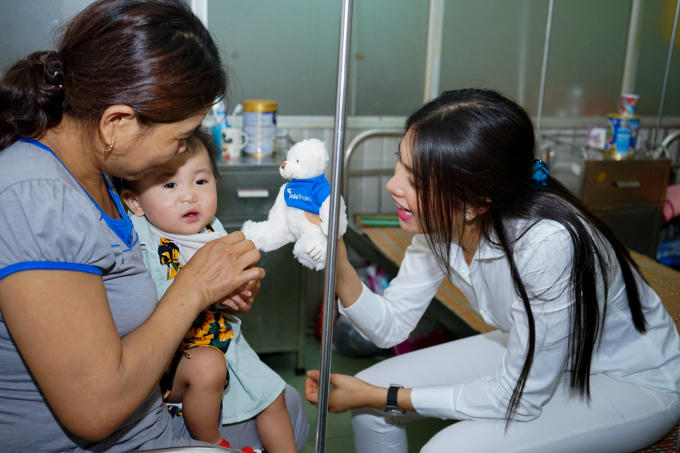 Sau hai lần nghẹn ngào, Lệ Hằng lạc quan, nở nụ cười khi giúp đỡ trẻ em hở hàm ếch