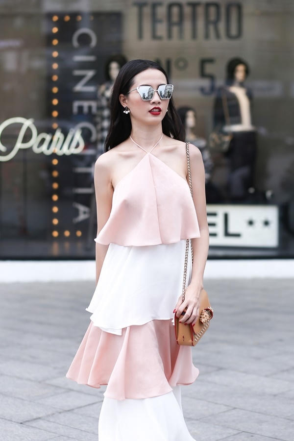 Chiếc váy hồng quyến rũ.