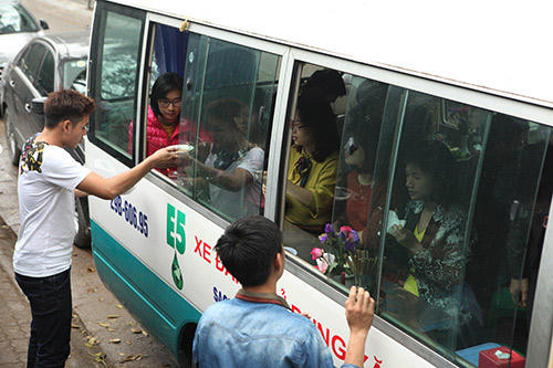 Qu&aacute;n b&uacute;n chả tr&ecirc;n xe kh&aacute;ch vừa mới xuất hiện ở H&agrave; Nội