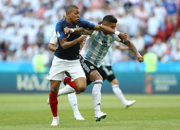 Trung vệ Rojo đã có một ngày thi đấu ác mộng khi đối đầu Mbappe.