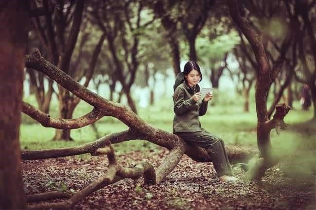 Hình ảnh liệt sĩ Võ Thị Hà ngồi đọc thư, qua phục dựng sử dụng công nghệ AI.