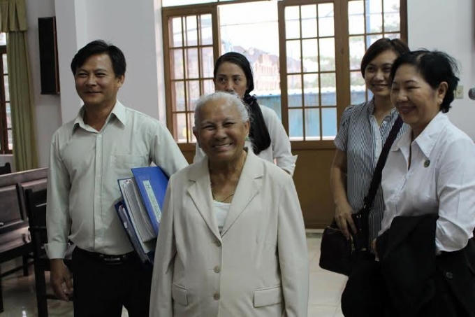 Gia đình bà Trường vui mừng khi được thắng kiện.