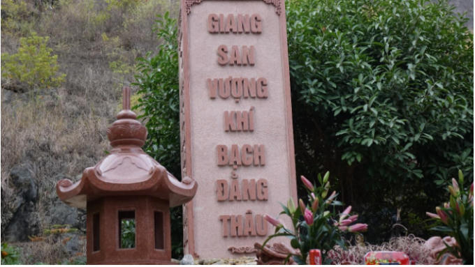 Cột đá lớn sừng sững với dòng chữ “Giang sang vượng khí Bạch Đằng thâu” nghĩa là hồn thiêng sông núi tụ hội nơi sông Bạch Đằng.